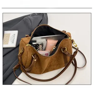 Intérieur spacieux du sac cabas marron mat montrant tablette, téléphone et cosmétiques