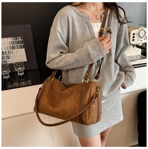 Détails du grand sac cabas en daim marron avec fines anses en cuir et boucles dorées