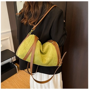 Détail du sac cabas en daim vert avec bordure en cuir marron et boucle dorée chic