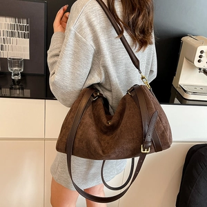 Grand sac cabas femme en daim marron avec bandoulière en cuir, sac porté épaule élégant