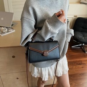Sac bandoulière rétro en cuir PU noir avec rabat bicolore marron et poignée