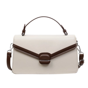 Sac à main chic bicolore crème et marron avec poignée supérieure et bandoulière