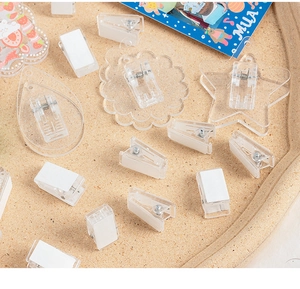Primer plano de piezas de acrílico transparente DIY con clips adhesivos para manualidades