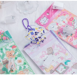 Vista macro de clips acrílicos con animales de dibujos y pegatinas decorativas pastel