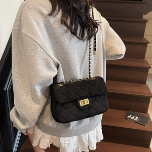 Sac bandoulière chic en velours matelassé avec chaîne dorée et motif à losanges