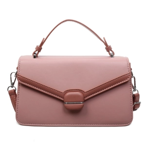 Sac bandoulière en suédine rose poudré avec boucle en métal et finitions contrastées