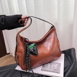 Borsa a Tracolla Donna Vintage in Pelle PU Consistenza Lucida Increspata Tote Bag Con Pendente a Fragola e Rivetti