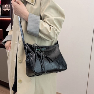 Borsa tote retrò in pelle verniciata nera stropicciata con eleganti frange