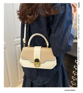 Vue arrière du mannequin portant un mini sac en paille et cuir beige avec boucle dorée