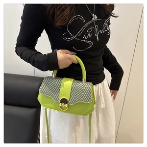 Détail du sac vert citron avec rabat à chevrons et fermoir rond en métal doré