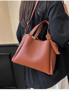 Sac seau en cuir marron grainé avec détail de nœud latéral et bandoulière réglable
