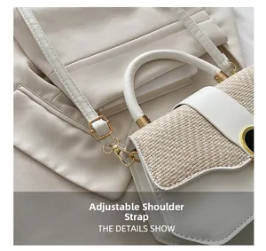 Détail de la bandoulière réglable et des ferrures dorées sur le sac en cuir tressé