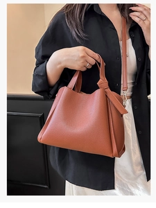 Sac fourre-tout en cuir litchi marron avec nœuds latéraux et bandoulière réglable