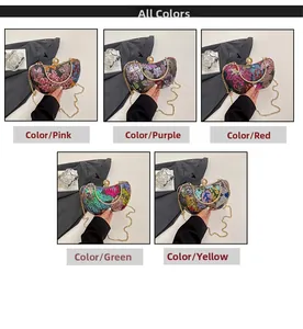Détail de pochettes à fleurs en paillettes en cinq couleurs avec fermoir perle