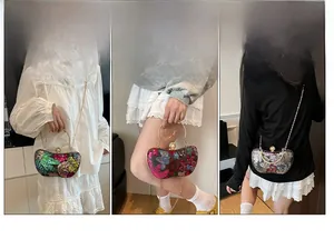 Détail du sac de soirée à paillettes florales avec poignée dorée et fermoir perle