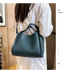 Grand sac cabas vert foncé en cuir à motif litchi présenté sur un mannequin pour la taille