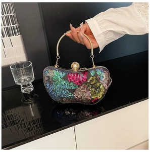 Détail de la pochette de soirée à paillettes avec poignée en métal et fermoir perle