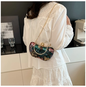 Détails de paillettes florales et fermoir perle sur une pochette de soirée chic