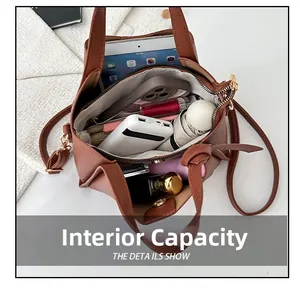 Vue de dessus du sac en cuir marron montrant l'intérieur spacieux pour iPad et accessoires