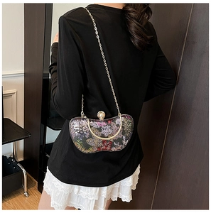 Détail du sac de soirée vintage à paillettes avec broderie florale et anse dorée