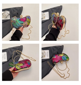Vue détaillée du sac de soirée à paillettes avec motifs floraux et fermoir perle
