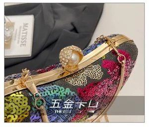 Détail macro du sac de soirée à paillettes avec fermoir en perles et strass brillants