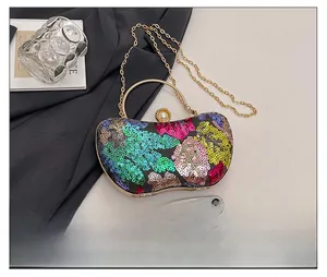 Gros plan détaillé du sac de soirée à paillettes avec smartphone pour taille