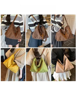 Collage de mannequins portant des sacs cabas rétro de grande taille en divers coloris
