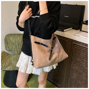 Détail du grand sac cabas en daim kaki avec sangles en cuir et boucle dorée