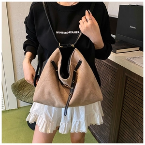 Détail du sac bandoulière en daim kaki avec sangle en cuir noir et boucle dorée