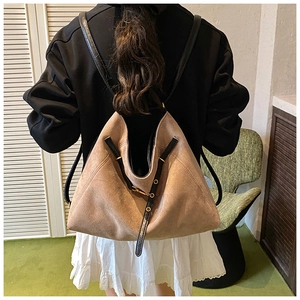 Détail du sac hobo en daim kaki à grande capacité avec bretelles en cuir noir et boucle
