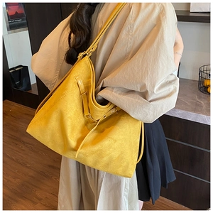 Détail du sac fourre-tout jaune en daim avec bandoulière réglable et boucle en métal