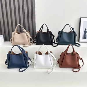 Sacs seau en cuir souple pour femmes en six couleurs dont beige noir et marron chic