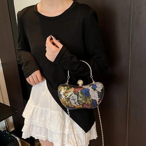 Sac de soirée à paillettes colorées avec poignée dorée et fermoir perle sur modèle