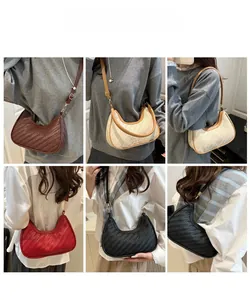 Vues détaillées de sacs croissants tressés en plusieurs couleurs portés par un mannequin