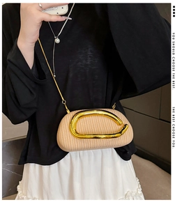 Trendige Strohtextur-Rundtasche mit goldenem Metallgriff und Ketten-Schultergurt-Detail
