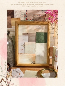 Primer plano de marco de madera vintage con collage decorativo de papel texturizado y flores secas