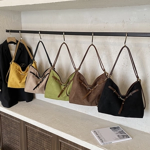 Collection de grands sacs cabas minimalistes en daim en cinq couleurs sur support