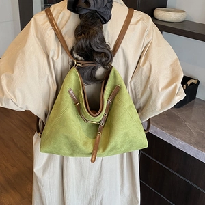 Sac à dos rétro en daim vert mousse avec lanières en cuir et boucles dorées