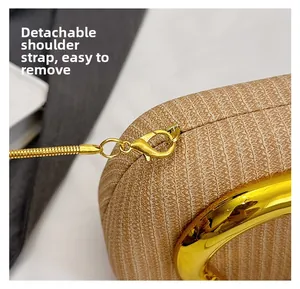 Details des abnehmbaren Goldkettenriemens und der gewebten Textur einer beigen Abendtasche