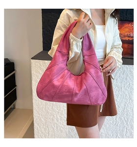 Detailansicht der rosaroten Ledertasche mit strahlenförmigen Nähten und Textur