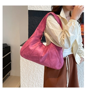 Dunkelrosa Hobo-Tasche an der Schulter mit stilvoller Lederfalten-Optik und Textur