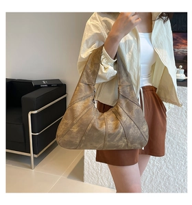 Detailansicht der braunen Leder-Einkaufstasche im Vintage-Stil mit Patchwork-Nähten