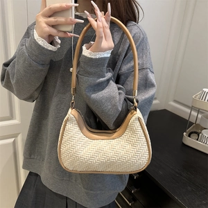 Sac bandoulière demi-lune tissé minimaliste avec finitions en cuir marron et boucles dorées