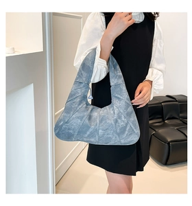 Detailansicht der graublauen Halbmond-Schultertasche mit mattem Kunstleder-Patchwork