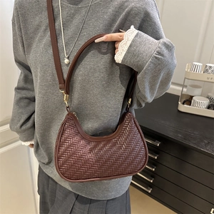Sac croissant tissé marron avec bandoulière et poignée pour un look d'été tendance