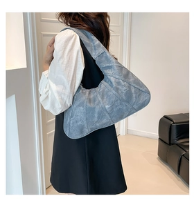 Detail der blauen Schultertasche mit Textur und einzigartiger Patchwork-Konstruktion
