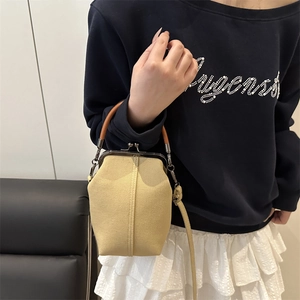 Sac à main vintage en toile beige avec poignées brunes pour un style porté croisé chic