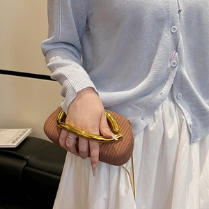 Braune geflochtene Handtasche mit goldenem Skulptur-Griff und Kettenriemen
