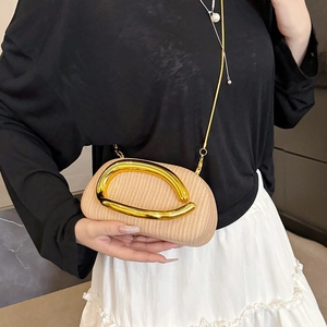Moderne beige Stroh-Handtasche in Halbmondform mit großen goldenen C-Metall-Ringen